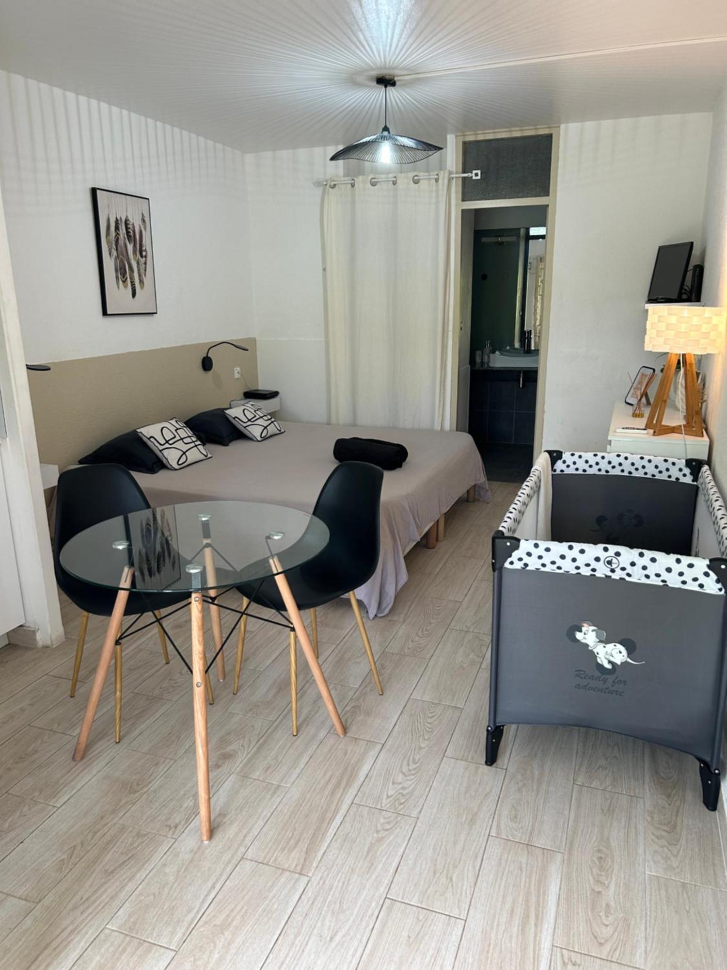 Superbe Studio Avec Piscine, Au Coeur De La Marina! Village Soleil ! Proche Aeroport & Ferry Le Gosier  Ngoại thất bức ảnh